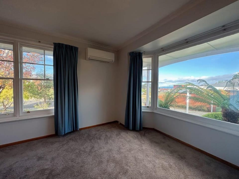 Tranquil Sunlit Retreat close to CBD and Airport House in Tasmania