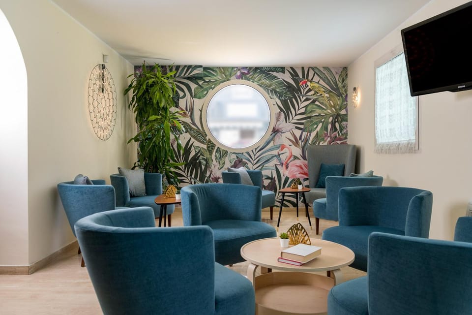 Communal lounge/ TV room, Lobby or reception