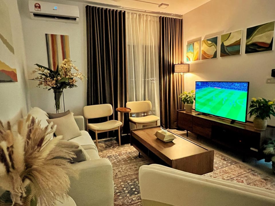 Communal lounge/ TV room, TV and multimedia, Living room, Seating area, air conditioner