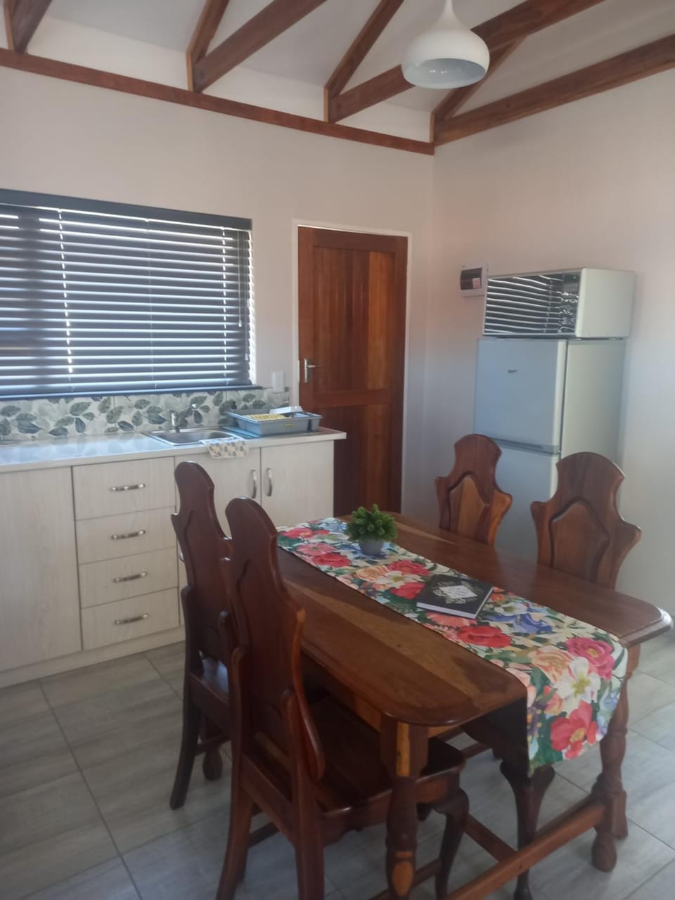 Dining area, minibar