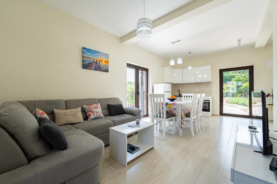 Kitchen or kitchenette, Living room, Seating area, Dining area
