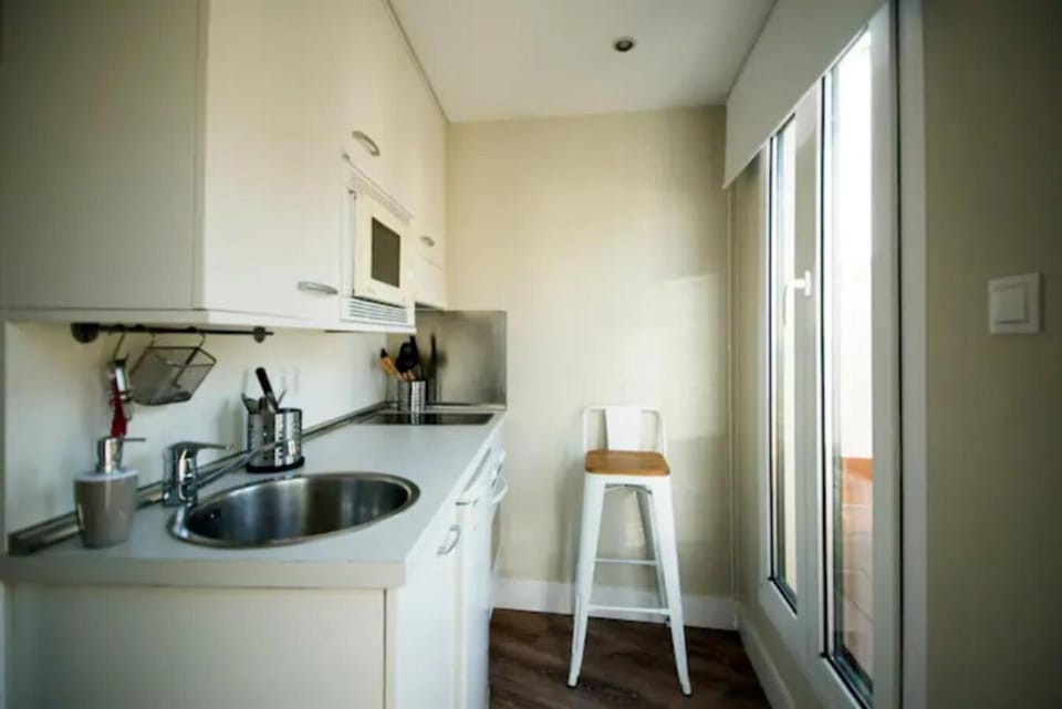 Kitchen or kitchenette, minibar, stove