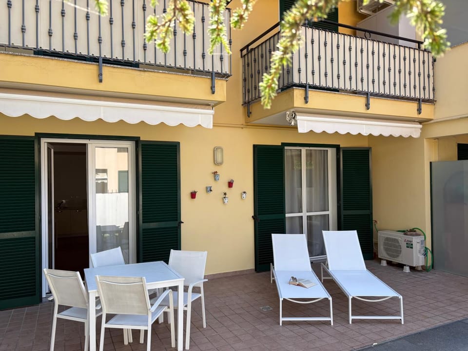 Patio, Balcony/Terrace, sunbed