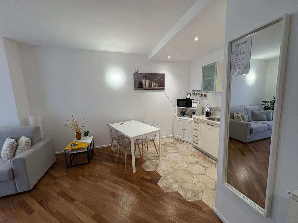 Kitchen or kitchenette, Living room, Seating area, Dining area, dishwasher, oven, pet friendly, stove, toaster