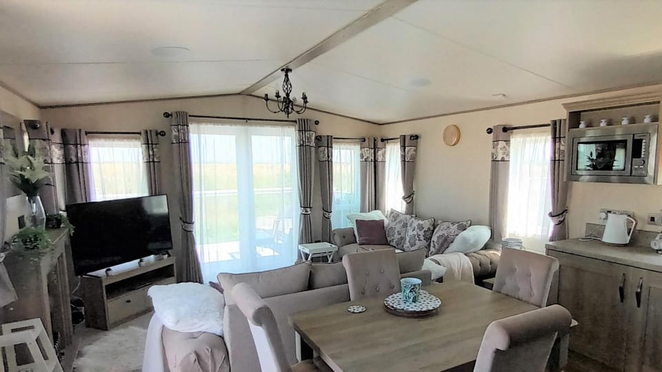 TV and multimedia, Kitchen or kitchenette, Living room, Dining area