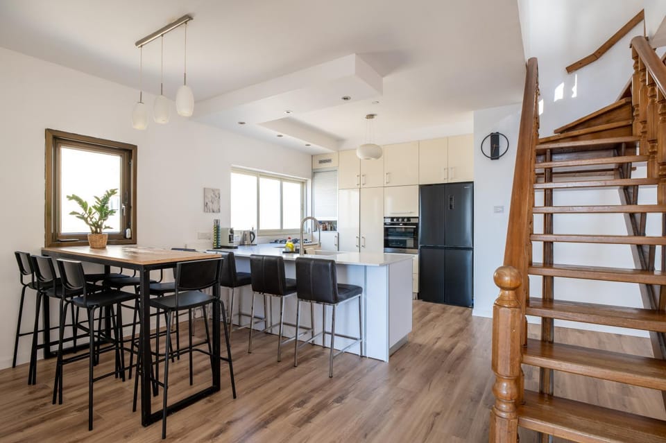 Kitchen or kitchenette, Dining area, dishwasher, minibar, oven, pet friendly, stove