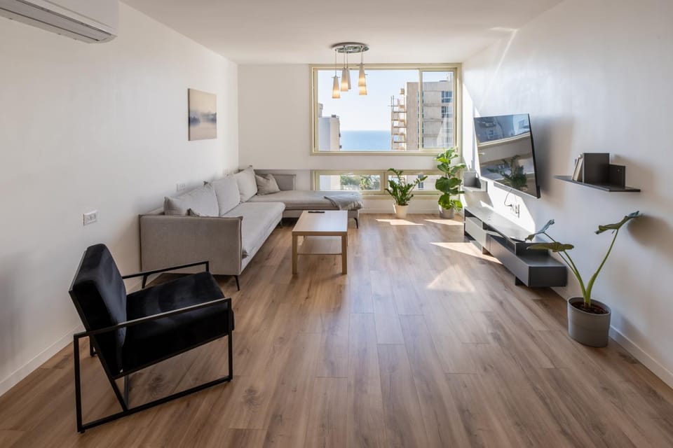 Communal lounge/ TV room, TV and multimedia, Living room, Seating area, Evening entertainment, air conditioner