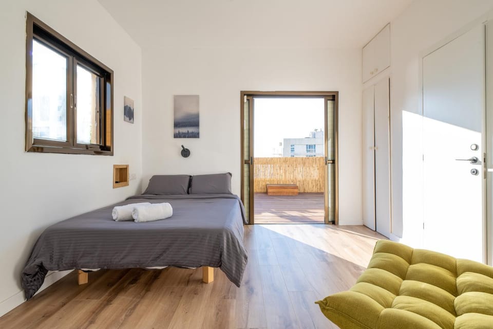 Bed, Living room, Photo of the whole room, Seating area, Bedroom, towels