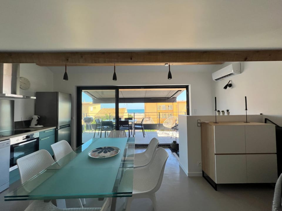 Kitchen or kitchenette, Living room, Seating area, Dining area, minibar