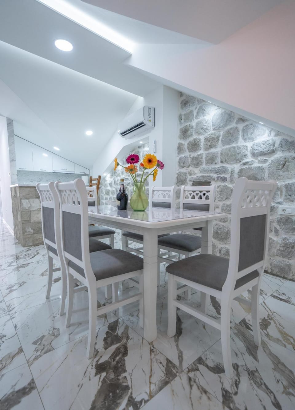 Kitchen or kitchenette, Seating area, Dining area