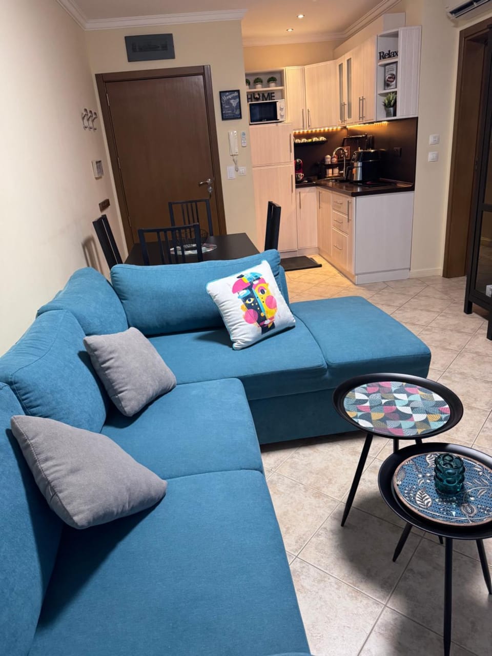 Kitchen or kitchenette, Living room, Seating area, Dining area