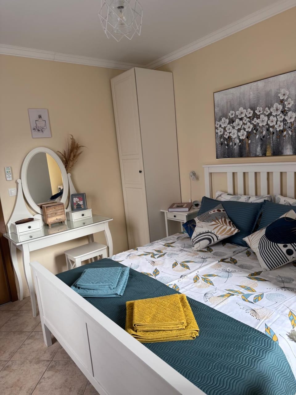 Bed, Photo of the whole room, Bedroom