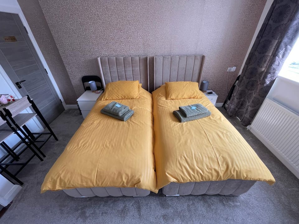 Bed, Photo of the whole room, Bedroom, towels
