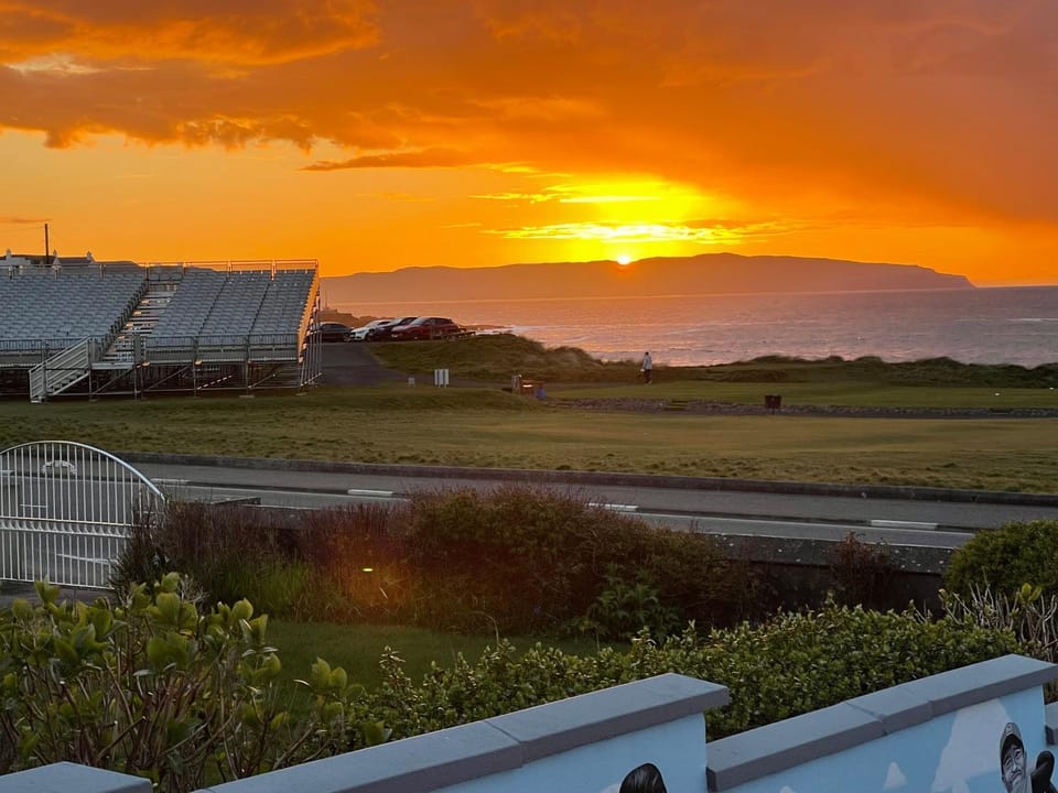 Property building, Sea view, Sea view, Location, Sunset