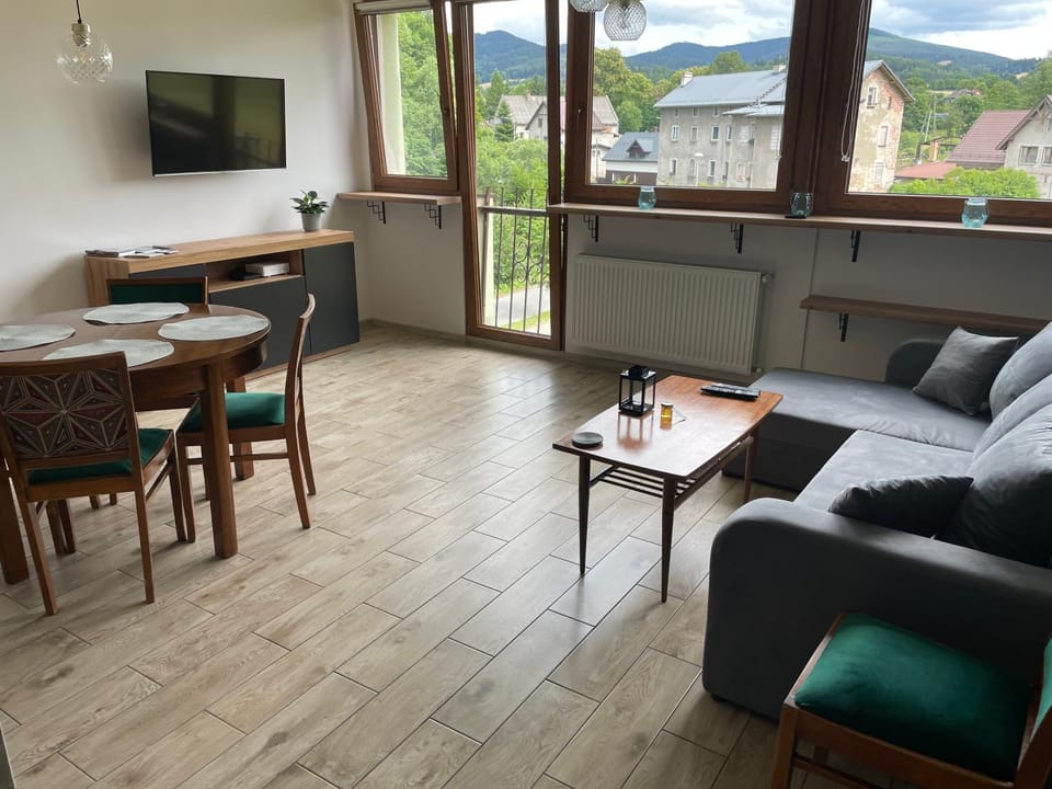 Communal lounge/ TV room, TV and multimedia, Living room, Seating area, Dining area, Evening entertainment, Mountain view
