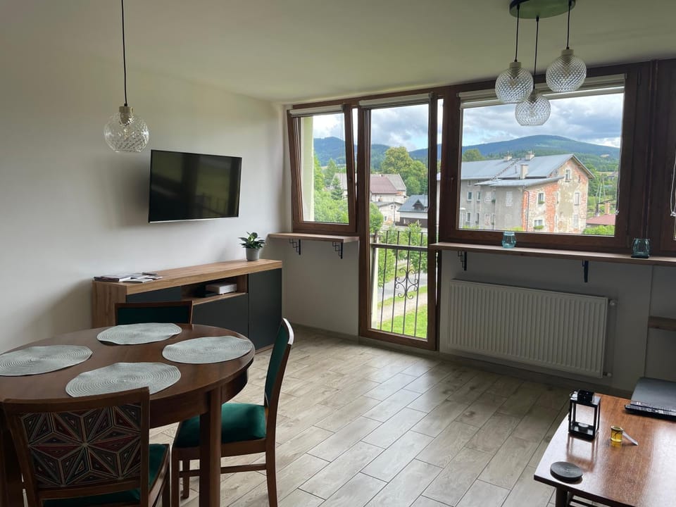 Communal lounge/ TV room, Natural landscape, TV and multimedia, Kitchen or kitchenette, Dining area, Evening entertainment, Mountain view