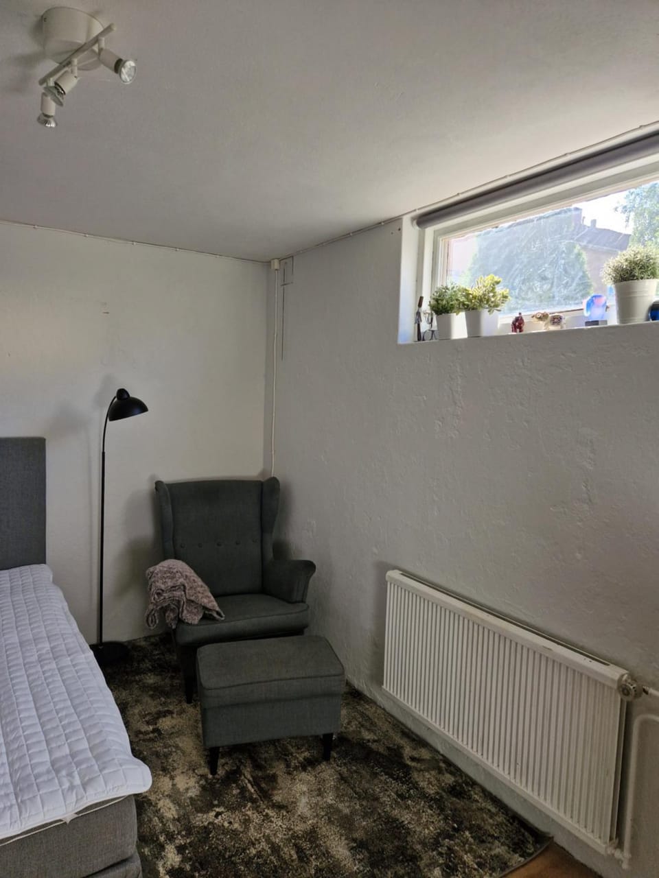 Seating area, Bedroom, internet