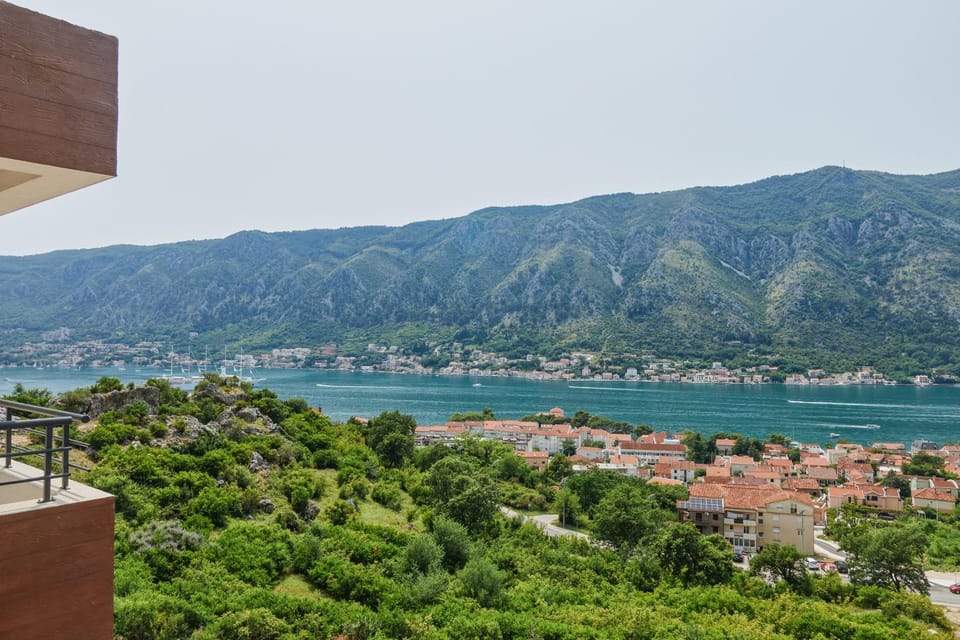 Horizon Bay with Sea View Apartment in Dobrota