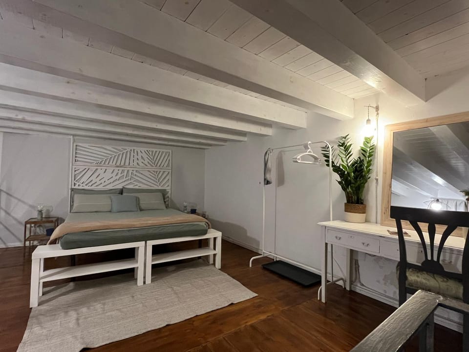 Photo of the whole room, Bedroom