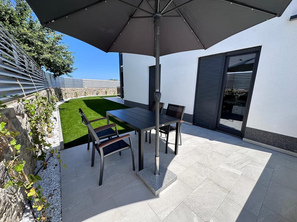 Property building, Day, Balcony/Terrace, Seating area