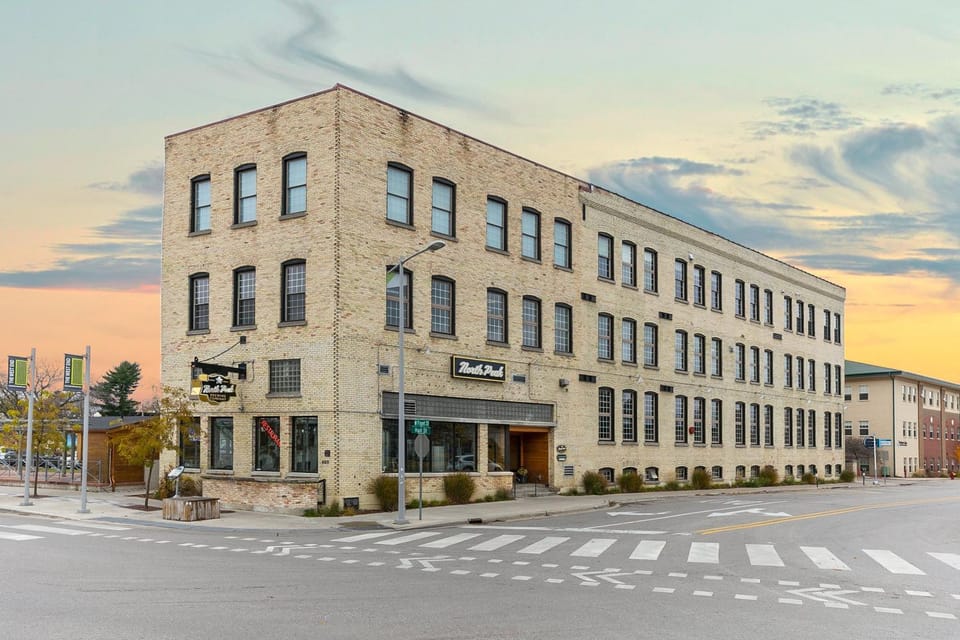 Property building, Day, Neighbourhood, Other, Street view, Location, Parking