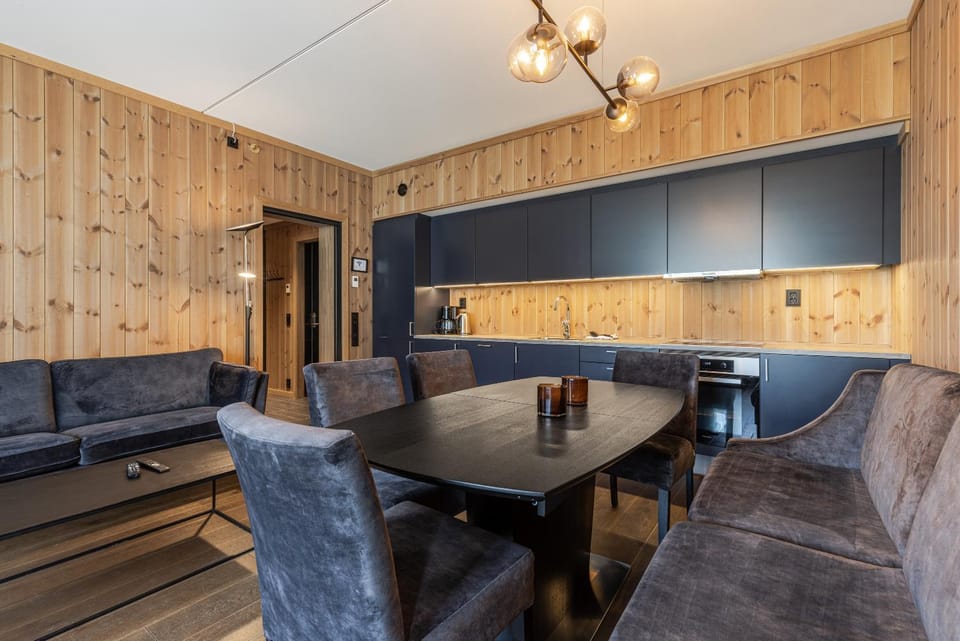 Kitchen or kitchenette, Seating area, Dining area