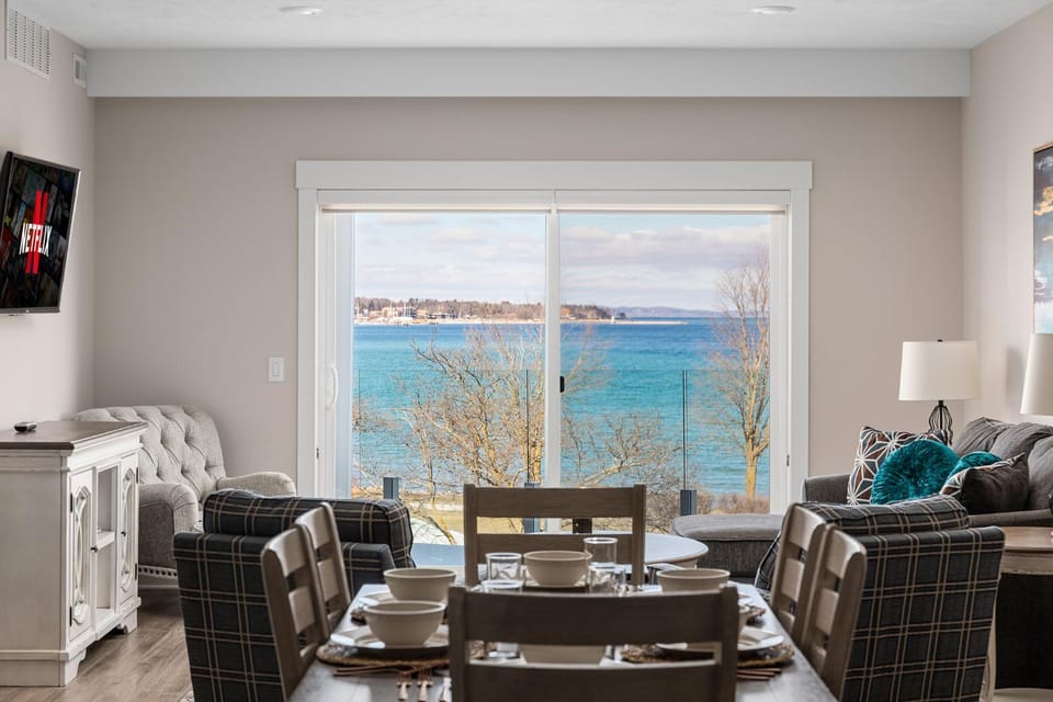 TV and multimedia, Living room, Seating area, Evening entertainment, Sea view