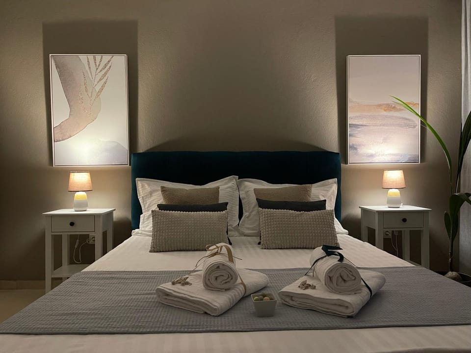 Bed, Photo of the whole room, Bedroom, towels