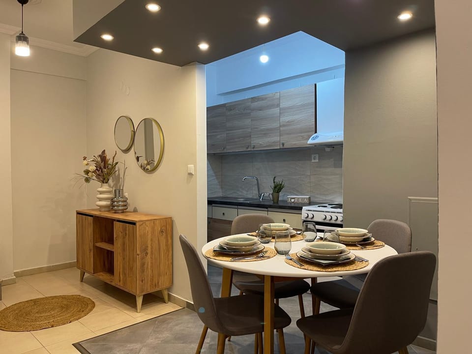 Kitchen or kitchenette, Dining area
