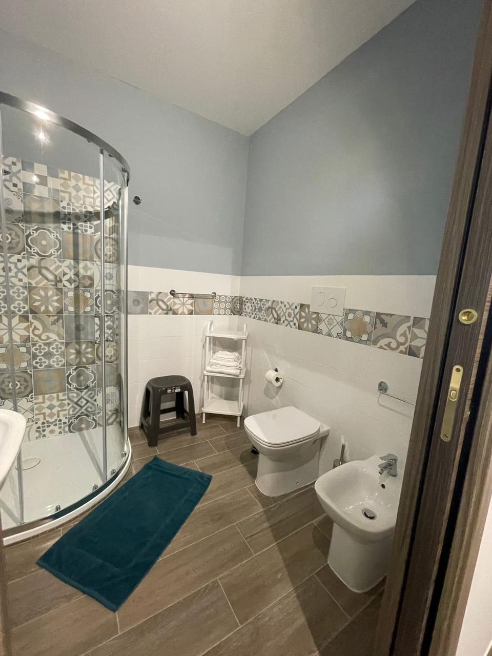 Shower, Toilet, Bathroom, bidet, towels