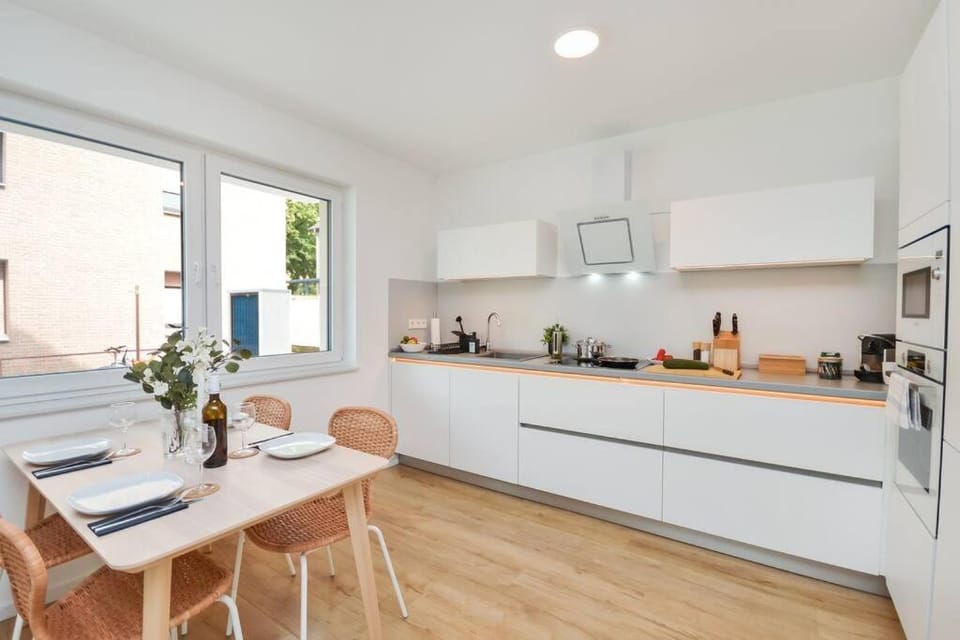 Kitchen or kitchenette, Dining area, minibar, stove