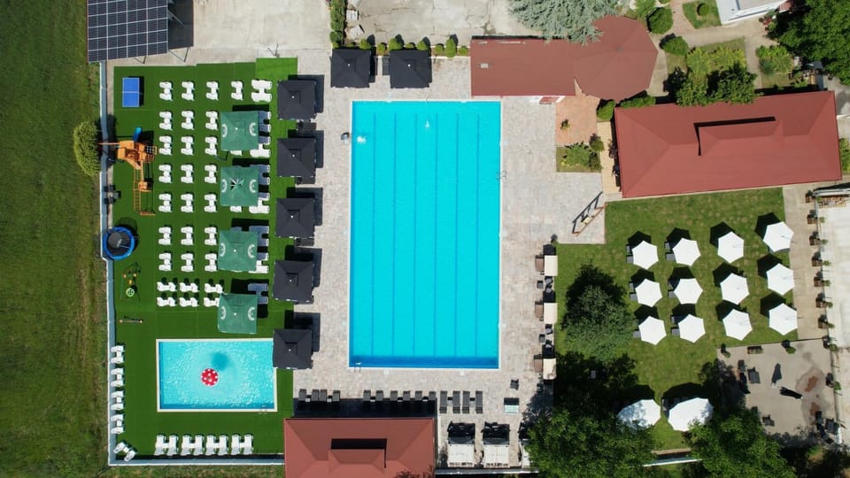 Day, Natural landscape, Bird's eye view, Pool view, Swimming pool, sunbed