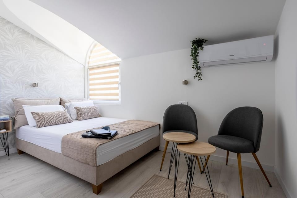 Bed, Photo of the whole room, Seating area, Bedroom, air conditioner