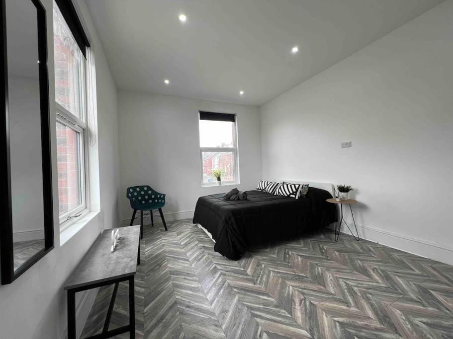 Sleek & Stylish Spacious Apartment near Leeds City Centre Apartment in Leeds
