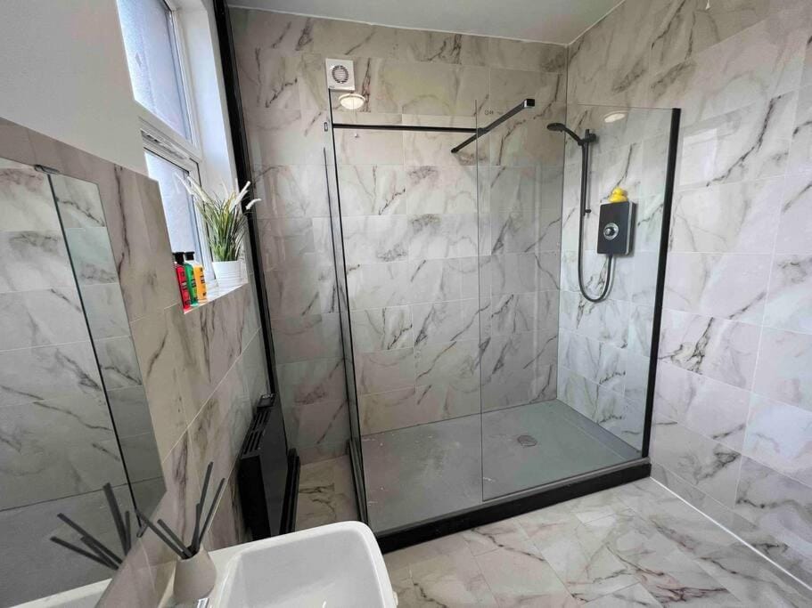 Sleek & Stylish Spacious Apartment near Leeds City Centre Apartment in Leeds