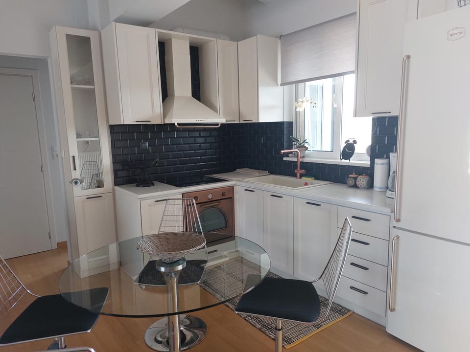 Dining area, pet friendly, stove