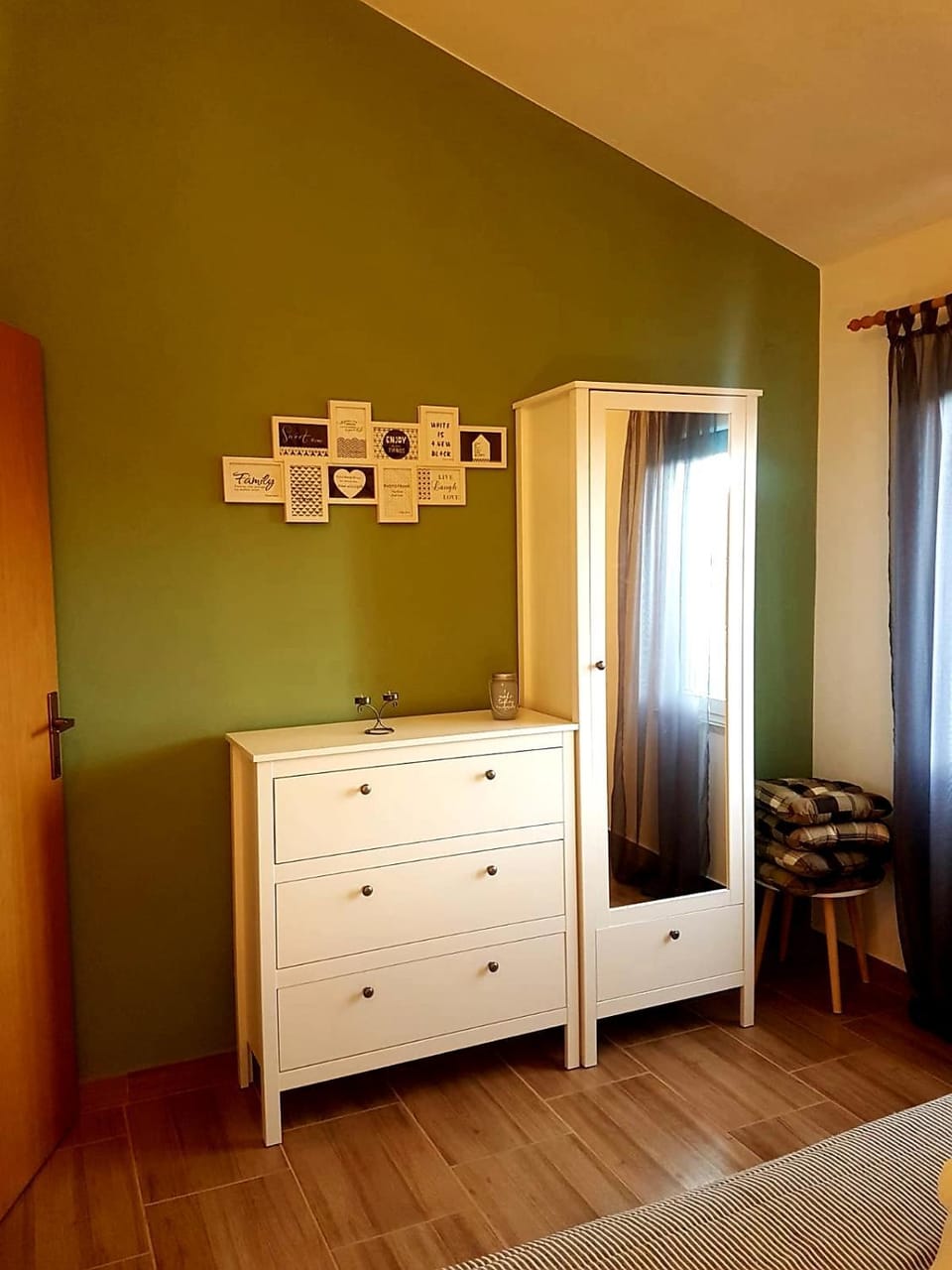 Bed, Bedroom, Sea view