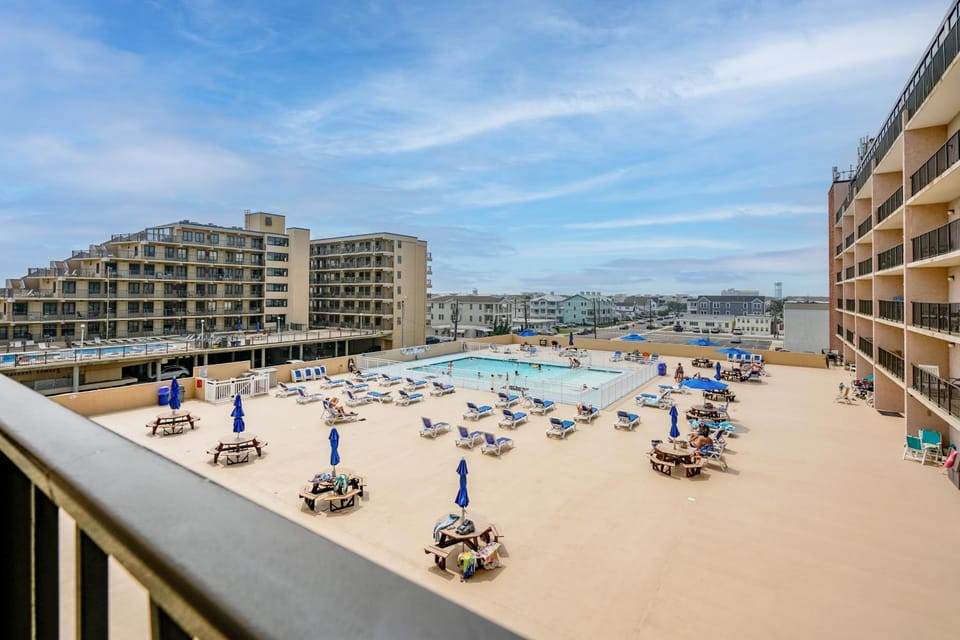 Beachfront Fourth-Floor Condo w/ Community Pool! House in North Wildwood