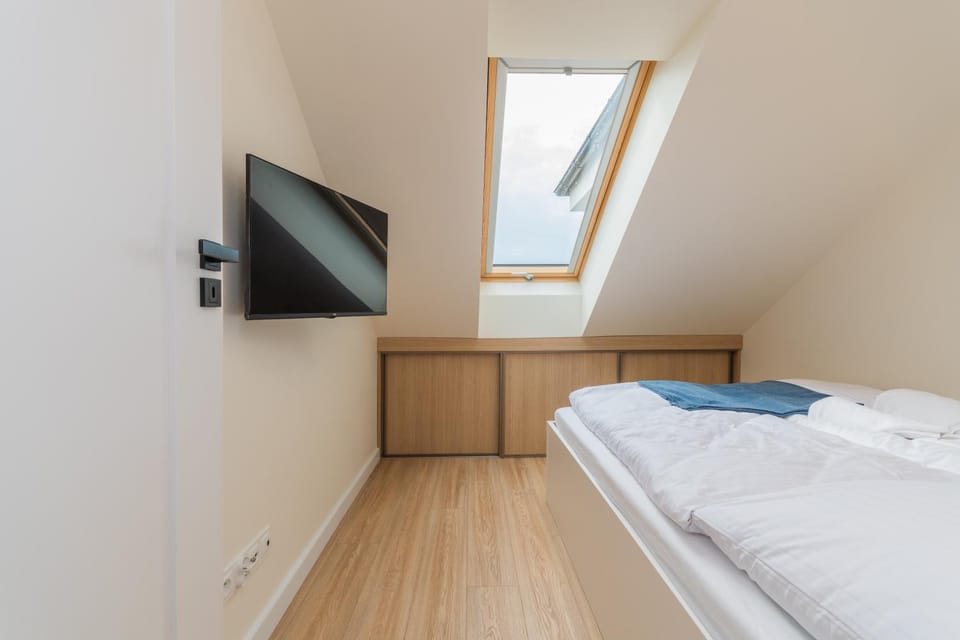 Bed, TV and multimedia, Photo of the whole room, Evening entertainment, Bedroom
