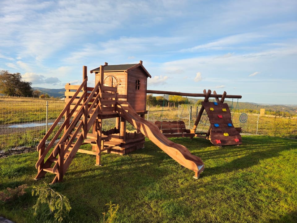 Day, Natural landscape, Children play ground, Garden, Evening entertainment