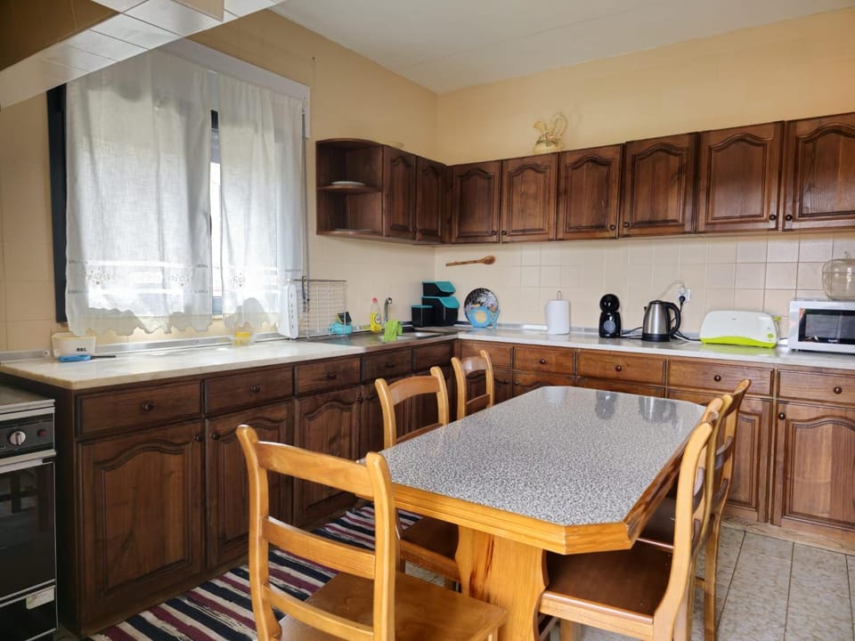Kitchen or kitchenette, Dining area, minibar, pet friendly, stove, toaster