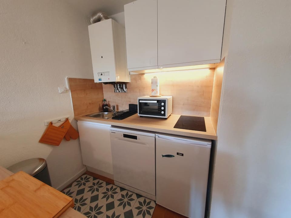 Coffee/tea facilities, Kitchen or kitchenette, dishwasher, oven, stove, toaster