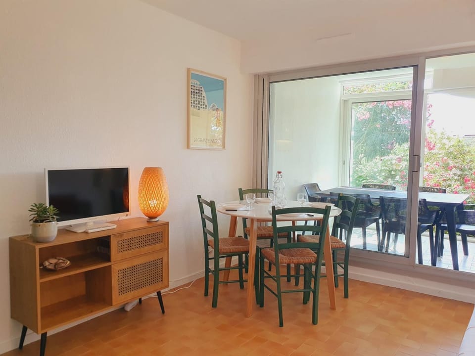 TV and multimedia, Living room, Dining area