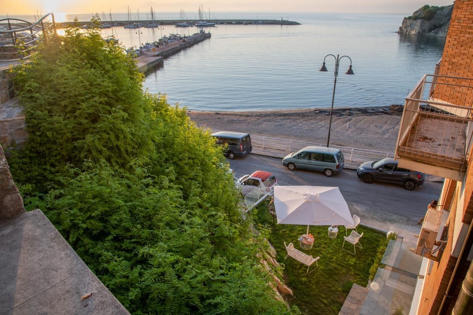 Property building, Day, Neighbourhood, Natural landscape, Sea view, Street view, Parking