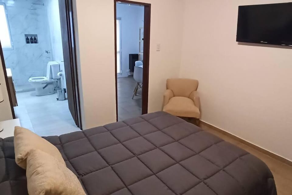 Bed, TV and multimedia, Photo of the whole room, Bedroom