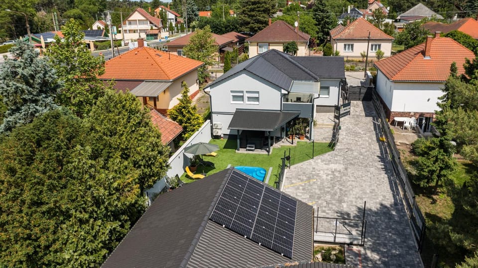 Property building, Day, Neighbourhood, Bird's eye view, Garden, City view, Garden view, Street view, Swimming pool, Location