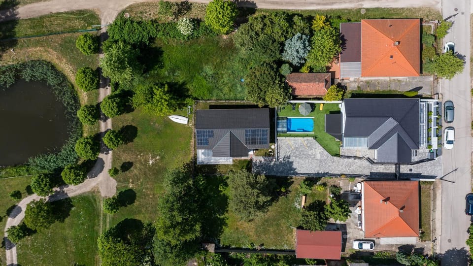 Property building, Day, Neighbourhood, Natural landscape, Bird's eye view, Pool view, Street view, Swimming pool, Swimming pool