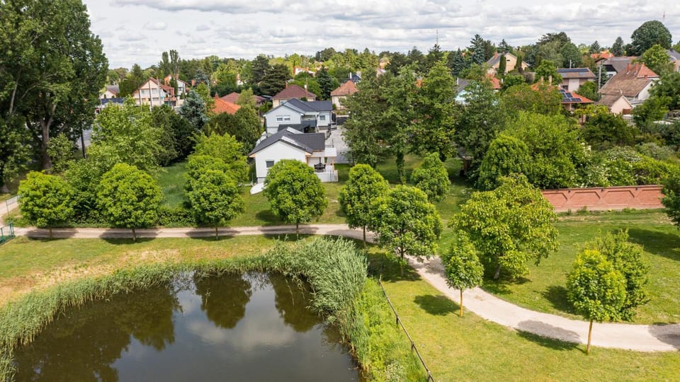 Property building, Spring, Day, Neighbourhood, Natural landscape, Bird's eye view, City view, Lake view, Street view