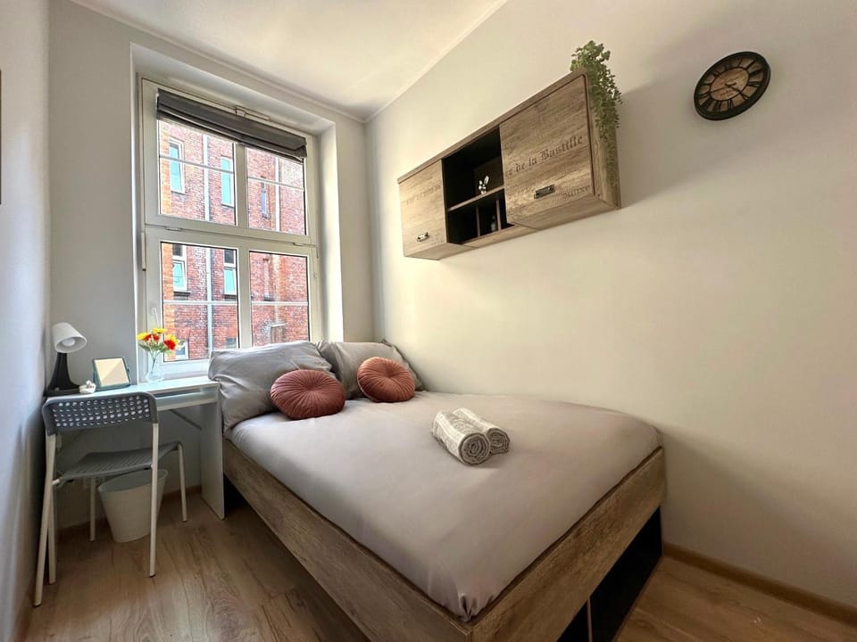 Bed, Photo of the whole room, towels