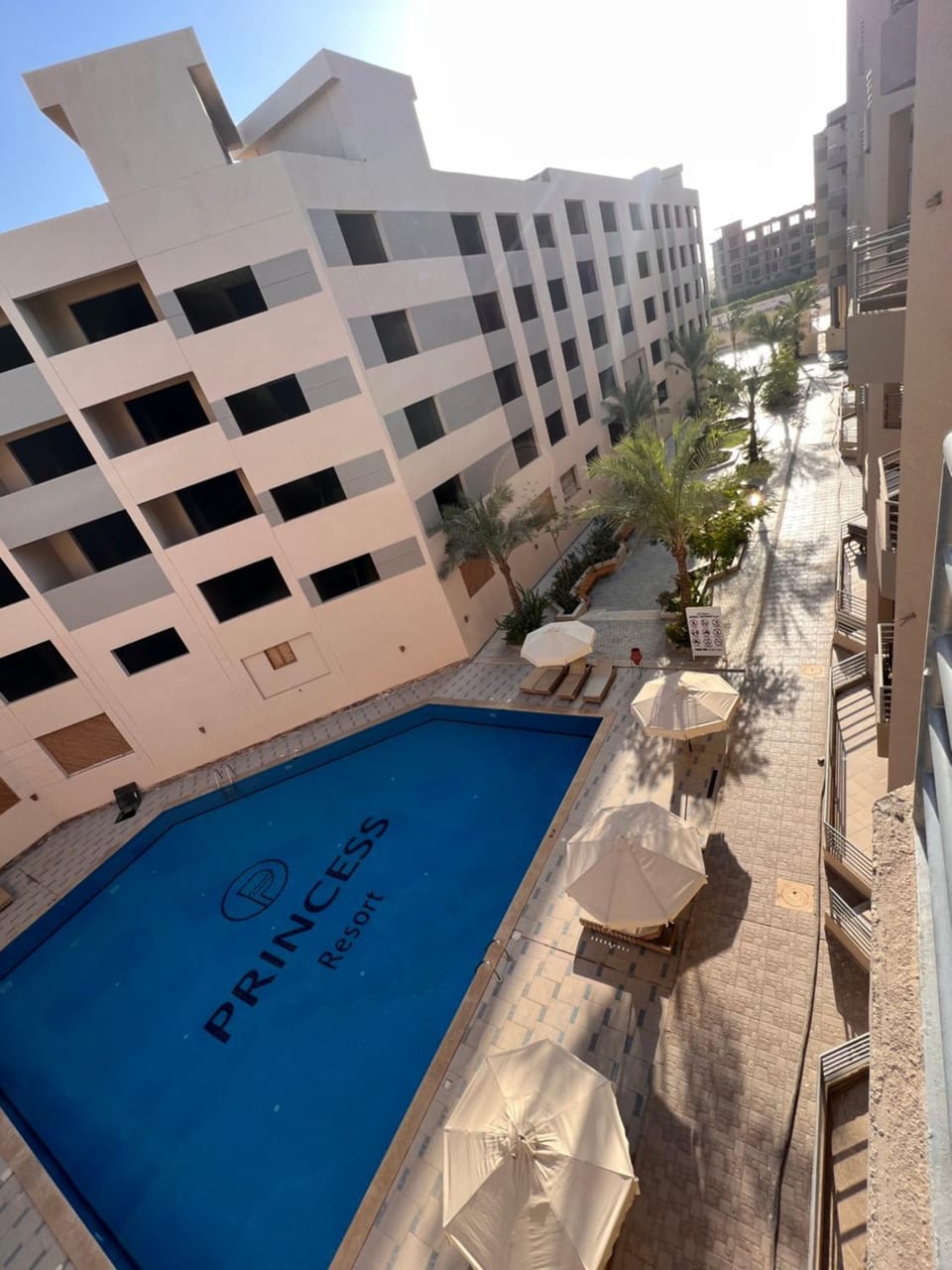 Property building, Patio, Day, Pool view, Swimming pool, sunbed